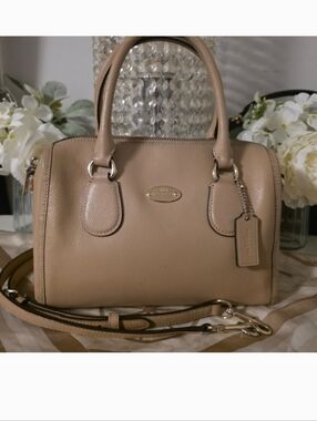 Elegant Tan Leather Handbag (Coach)